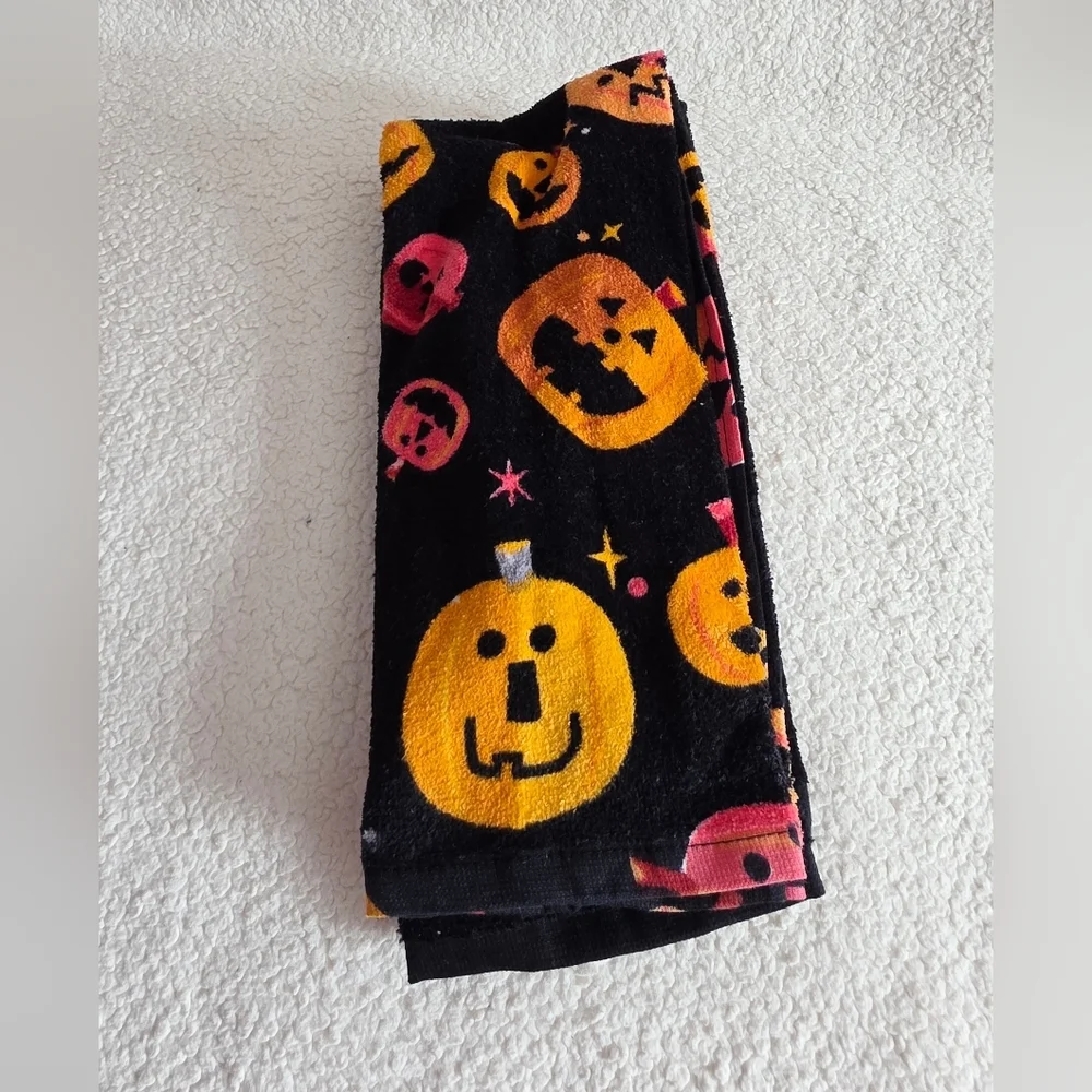 New Set 2 Black w 3 Stacked Orange Red Pumpkins Hand Towels Halloween Hyde & EEK